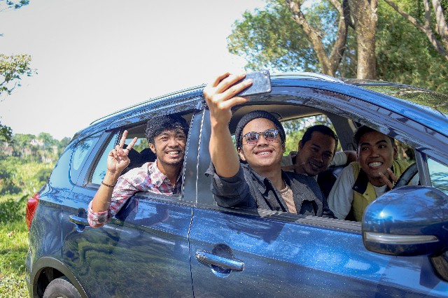 Rombongan menyewa mobil charter untuk wisata