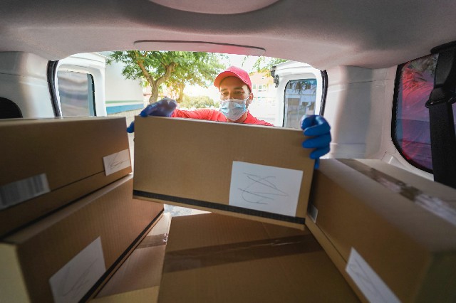 Paket dimuat ke mobil travel untuk pengiriman same day